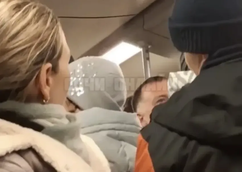 Забитые вагоны не помеха: туристы поют песни в переполненных «Ласточках» в Сочи