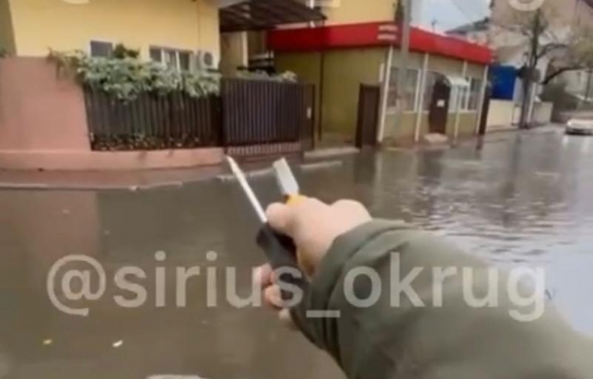 Потоп после каждого дождя: жители Сириуса жалуются на забитые ливневки
