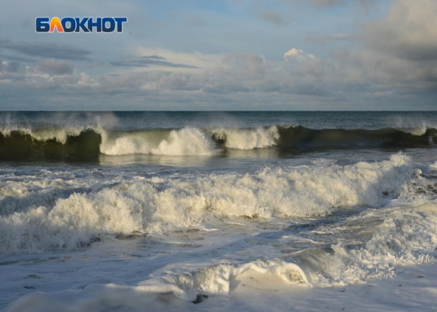 Пляжи Сочи закрыли для купания из-за угрозы шторма и смерчей
