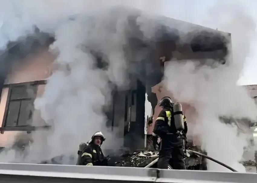 Двухэтажный частный дом сгорел в центре Сочи 
