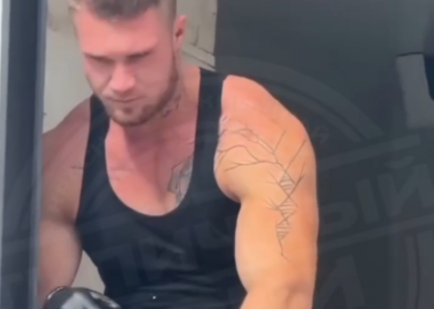 Сексуальный продавец рыбы покорил женские сердца в Сочи