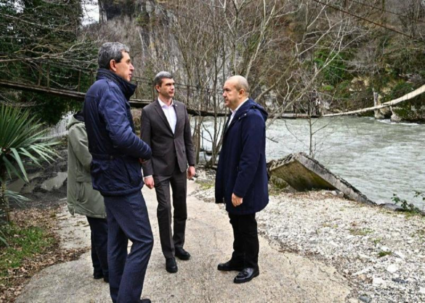 Маршрут продлили, мост отремонтируют: после многочисленных возмущений власти Сочи начали решать проблему, где дети вынуждены рисковать жизнью, добираясь до школы