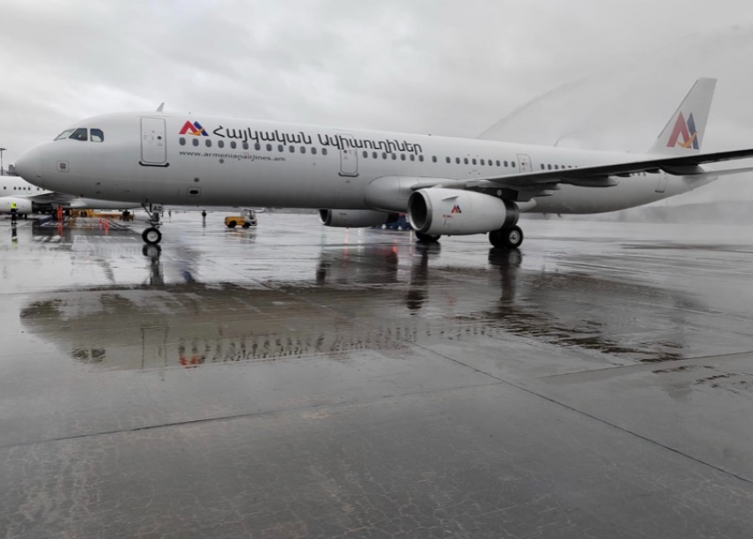 Рейс новых авиалиний из Еревана встретили в аэропорту Сочи водяной аркой 