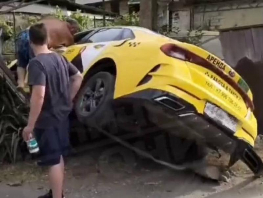 В Сочи таксист устроил гонки без правил и снёс остановку, врезавшись в столб