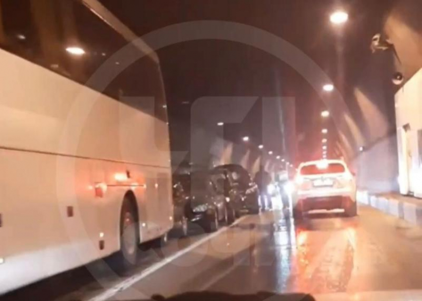 Массовая авария с участием пассажирского автобуса произошла в тоннеле Сочи