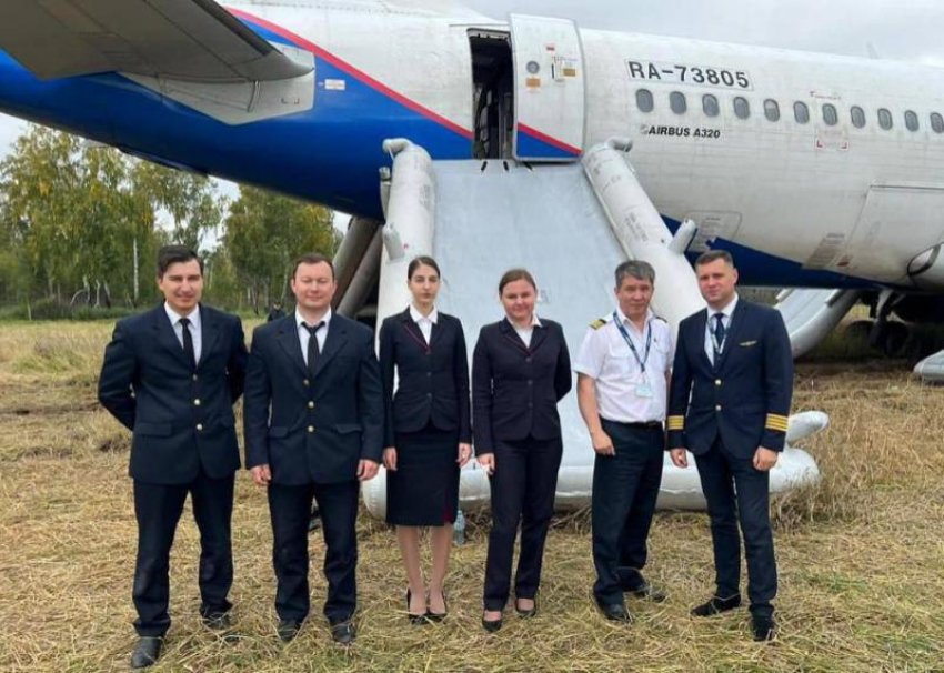 Появились подробности аварийной посадки самолета Сочи — Омск в поле под Новосибирском