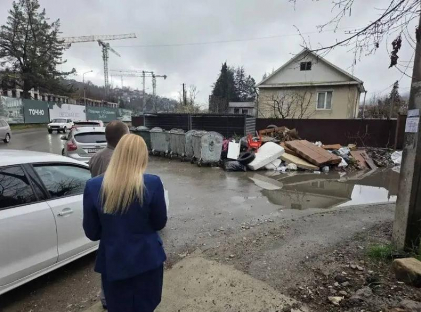 Прокуратура Сочи накажет администрацию, допустившую мусорные залежи в центре города