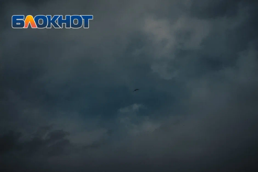 Удар сильный молнии возле пассажирского катера в Сочи попал на видео