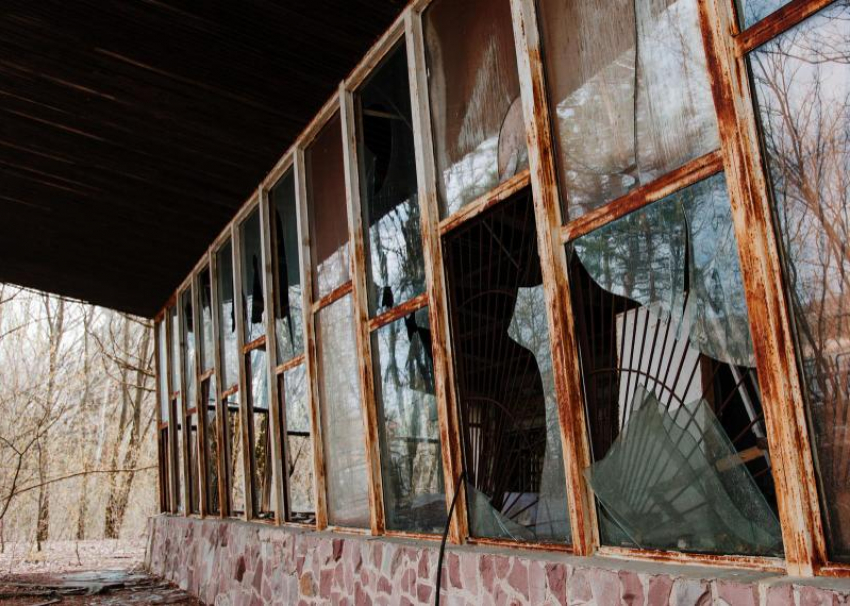 Частный дом пострадал после массированной атаки на Сочи