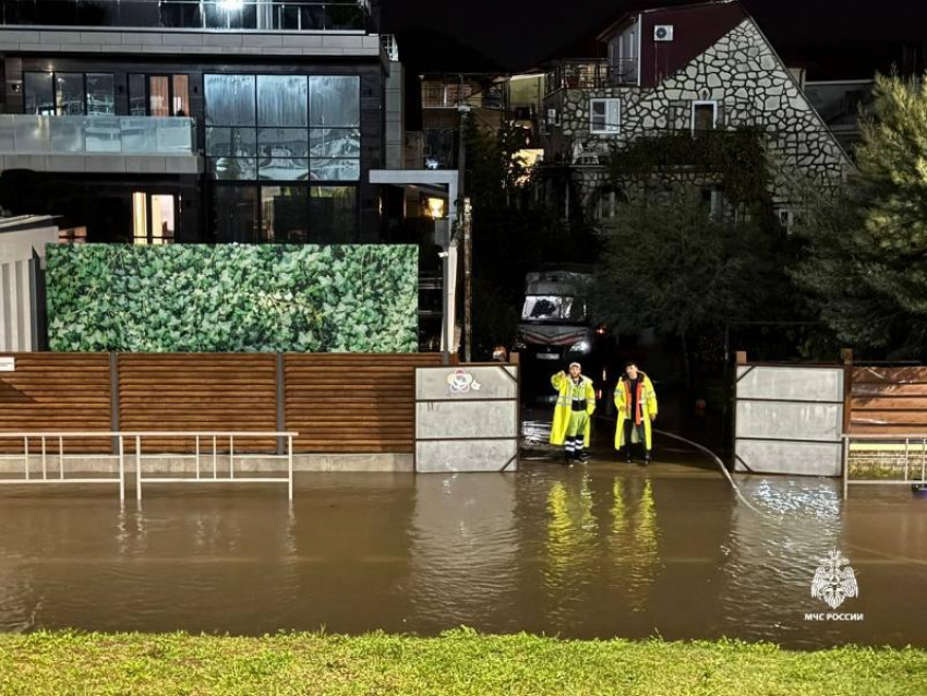 Дома и дороги подтопило ночью в Сочи и Сириусе