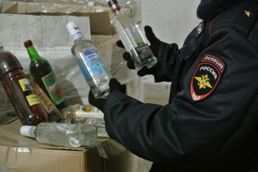 720 литров незаконного алкоголя изъяли полицеские