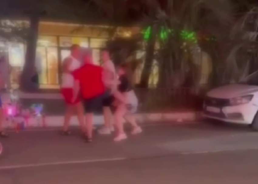 В Сочи отдыхающие на электрокарах избили девушку за замечание 