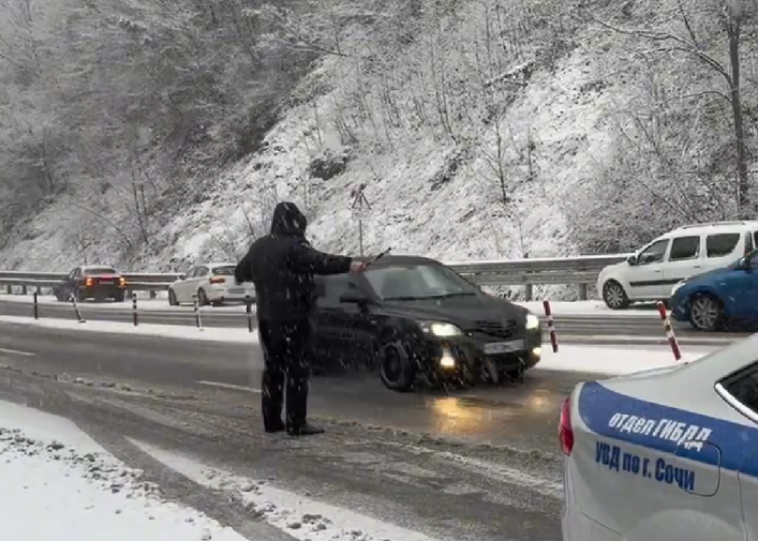 Автоинспекторы регулируют движение на Мамайском перевале Сочи