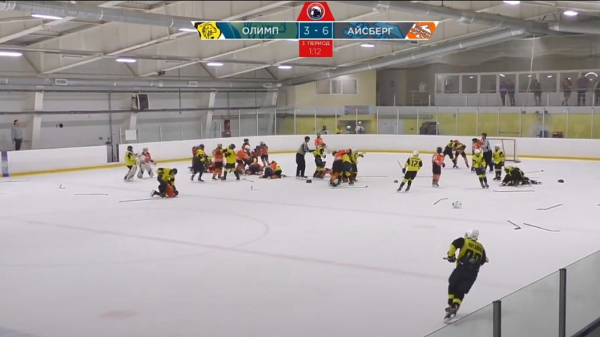 «Ледовое побоище». Юные хоккеисты из Горячего Ключа и Самары устроили массовую драку на льду