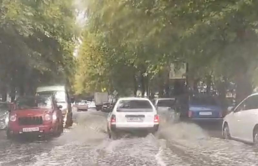 Центр Адлера ушел под воду из-за проливного дождя