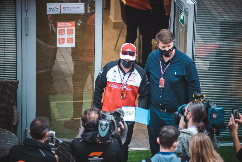 В Сочи гонщик «Формулы-1» получил в подарок холодильник с мороженым