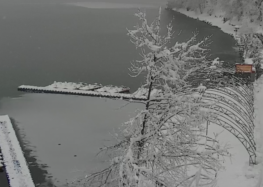 Слоем снега покрылось озеро Рица в Абхазии