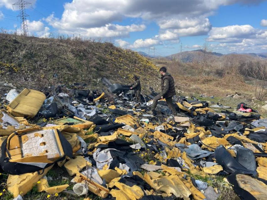 Очередные залежи мусора нашли инспекторы Сочинского нацпарка в районе поселка Ахштырь