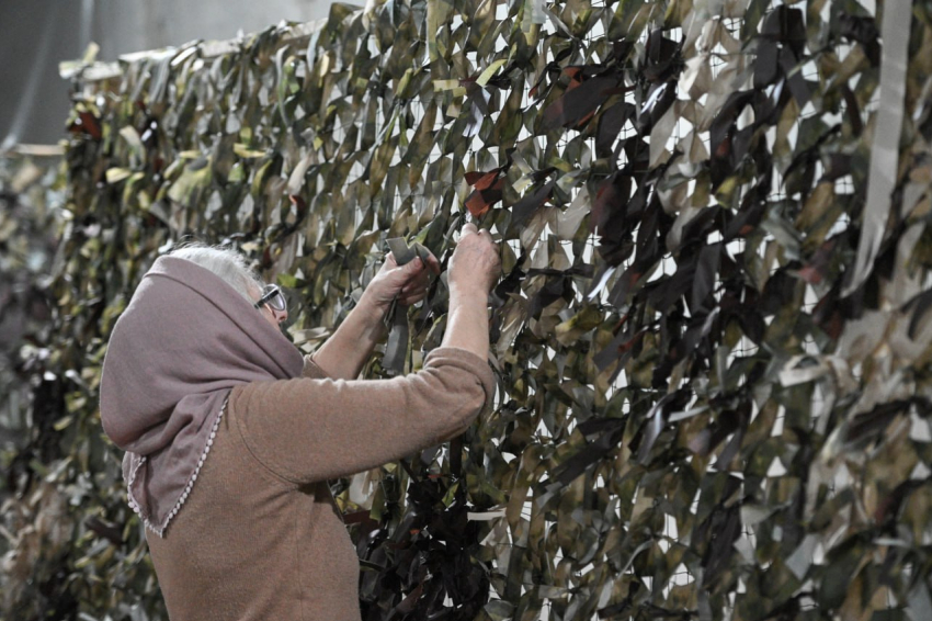 Добровольцы в Сочи плетут маскировочные сети для участников СВО