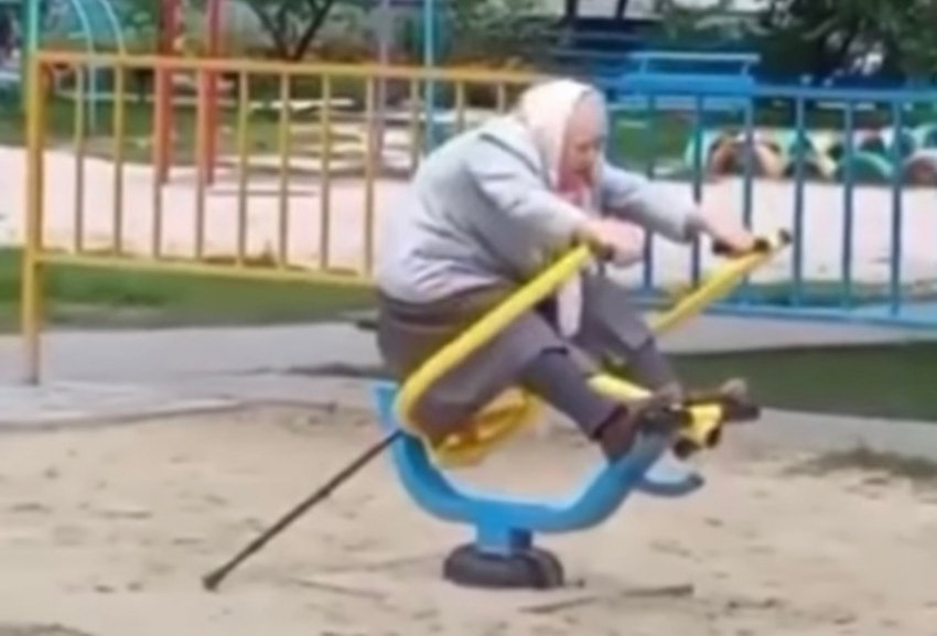 Бабушка времени зря не теряет: пенсионерка из Сочи стала звездой местного паблика 