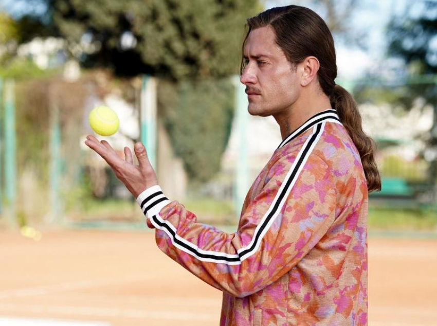 С длинными волосами и усами: Павел Прилучный изменился до неузнаваемости в Сочи