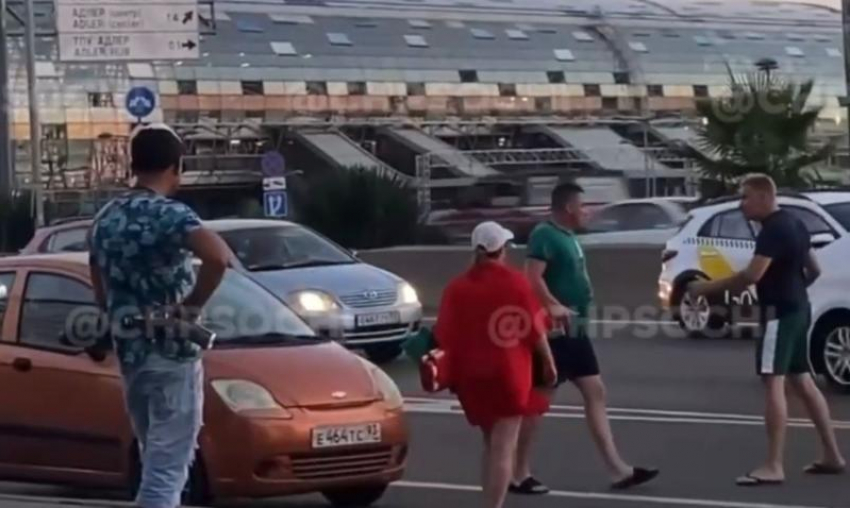 Велосипедист и автомобилист подрались прямо на дороге в Сочи