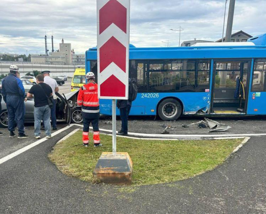 Два человека пострадали в ДТП по вине водителя автобуса из Сочи