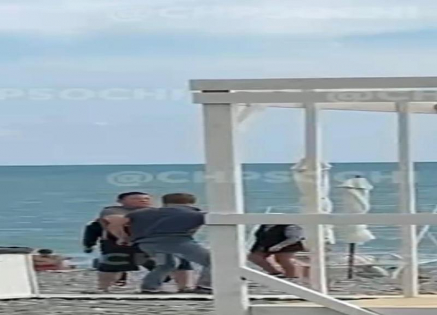 Пьяные ММА-бои устроили приезжие на пляже в Сочи