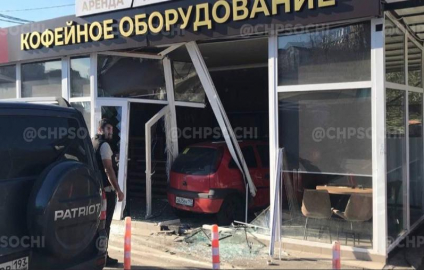 Автоледи в Сочи сбила человека и въехала в торговый павильон