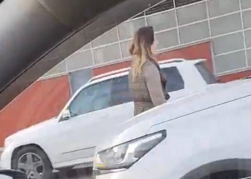 Лежала на асфальте, бросалась под машины и кричала: неадекватная женщина устроила дебош на трассе в Сочи