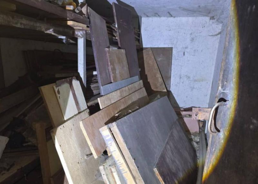 «Тут быстрее умрешь от запаха»: жители Сочи пожаловались на подвал, непригодный для укрытия