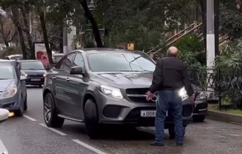В центре Сочи странный пешеход преграждал путь автомобилистам
