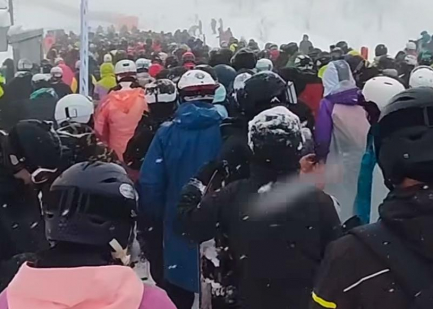  Праздники прошли, а гигантские очереди на горнолыжных курортах Сочи остались