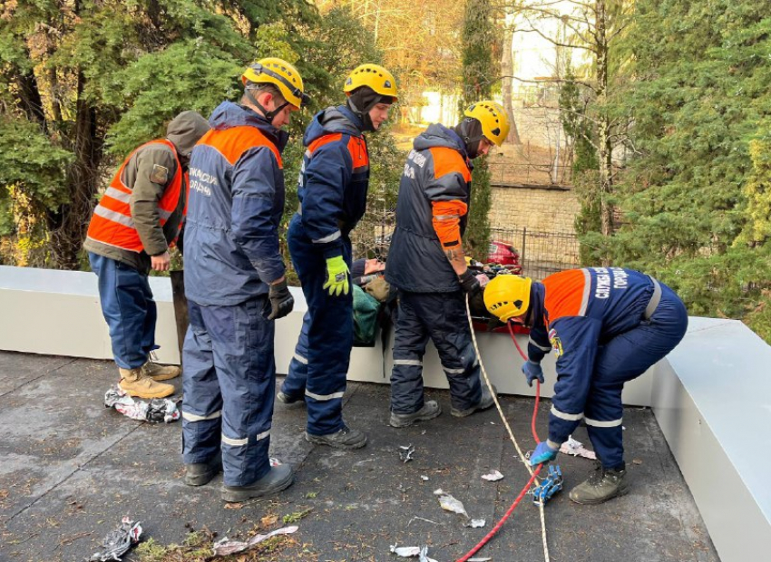 Мужчина рухнул с лестницы на крышу здания в Сочи