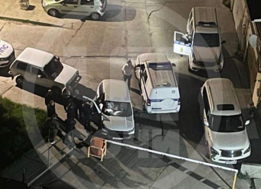 Неадекватный мужчина набросился с топором на отца с ребенком в Сочи