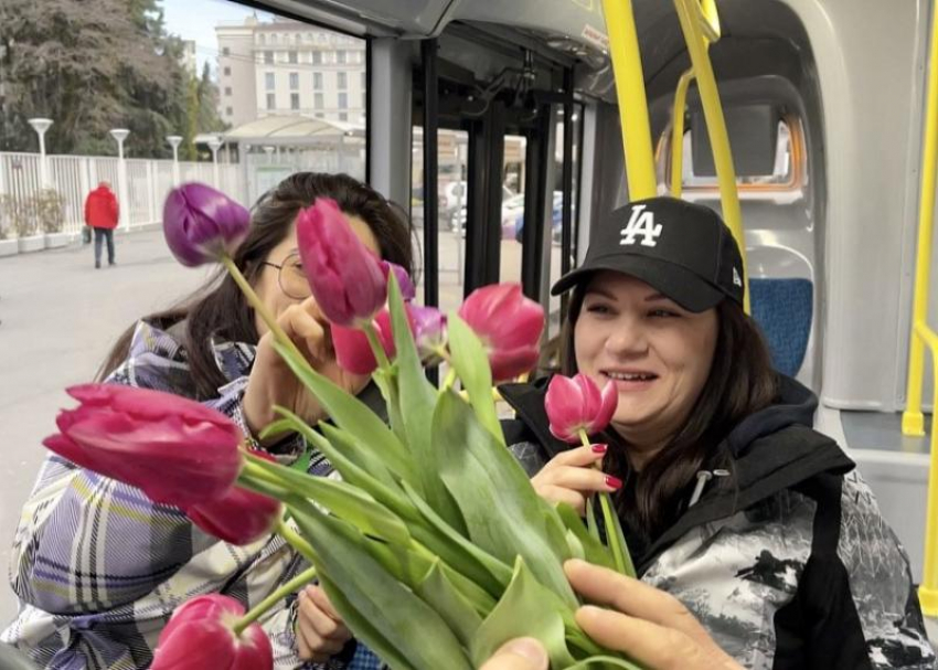 Жительницы и гостьи Сочи получили цветы в автобусах