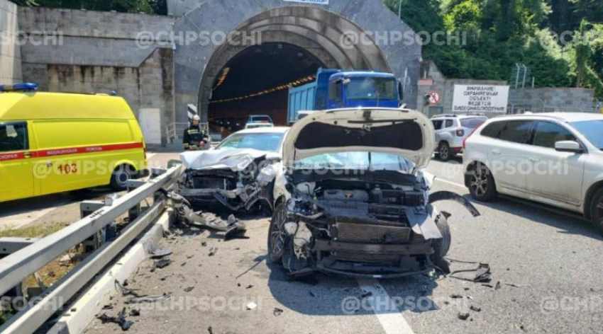 Массовое ДТП вызвало пробку на автомобильной дороге в Сочи 