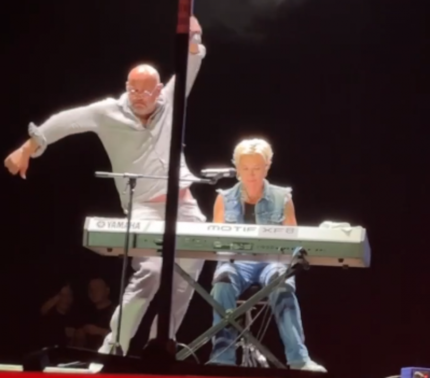  Худрук театра Сочи Максим Аверин вышел на сцену спеть с Дианой Арбениной