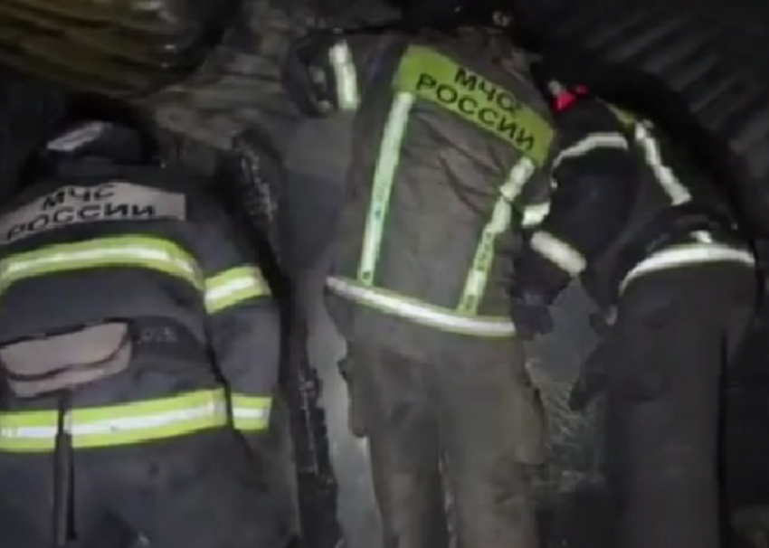 14 пожарных тушили горящие бараки в Сочи