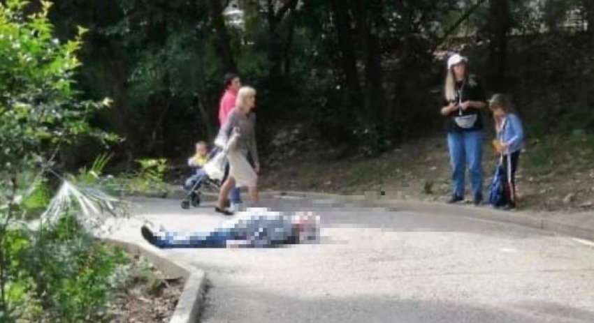 Пенсионер упал в обморок на улице в Сочи