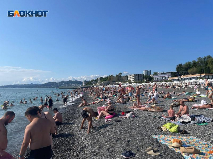 Многолюдно у грязного после дождя Черного моря в Сочи