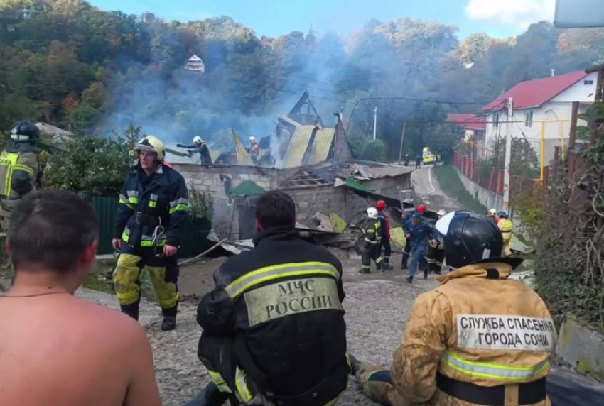 Спасатели службы спасения Сочи тушили пожар повышенного уровня сложности в двухэтажном доме 