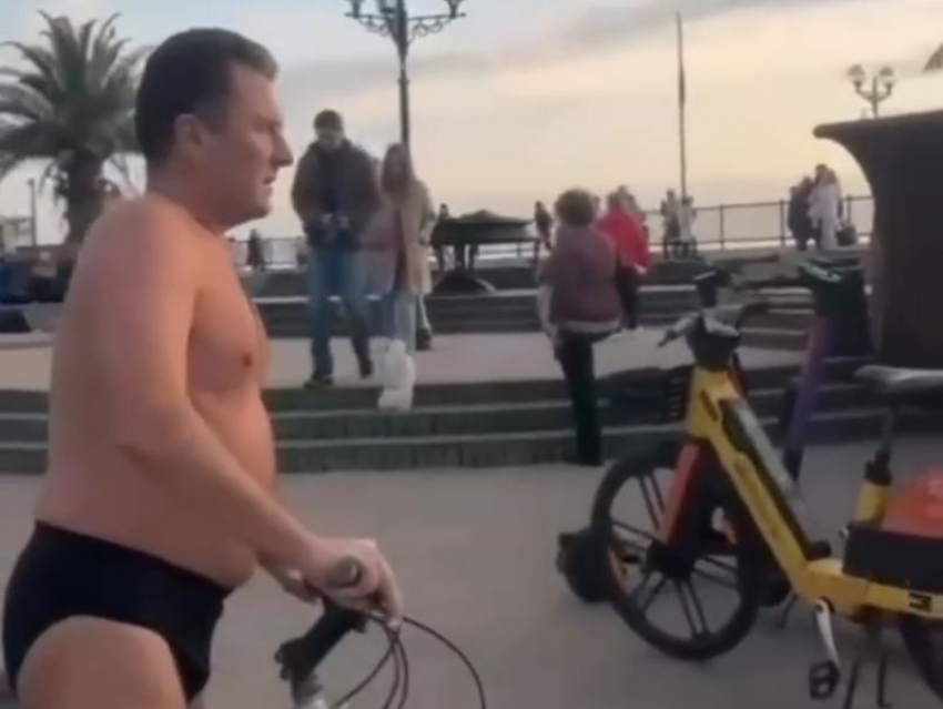 На набережной в Сочи заметили велосипедиста в нижнем белье