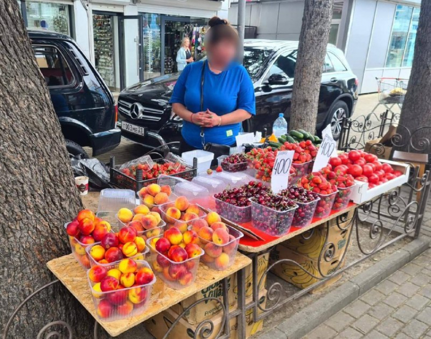 В Сочи изъяли 66 кг овощей и фруктов у наглой женщины, которая обвешивала покупателей