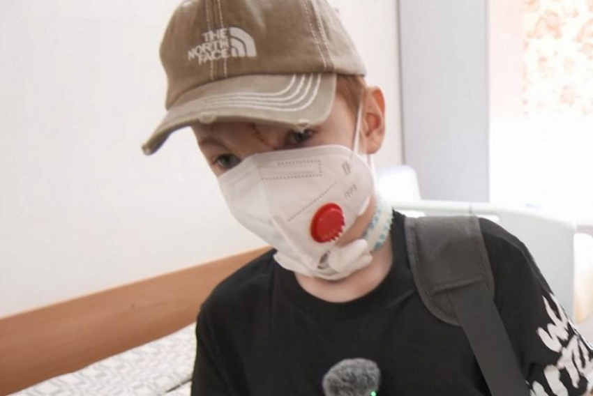 Мальчик, чье лицо разорвали собаки в Сочи, впервые встретился с своим спасителем