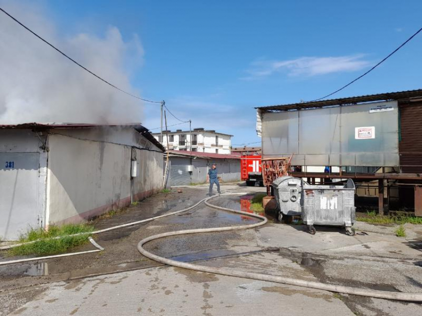 Пожарные в Сочи ликвидировали возгорание в 100 квадратных метров