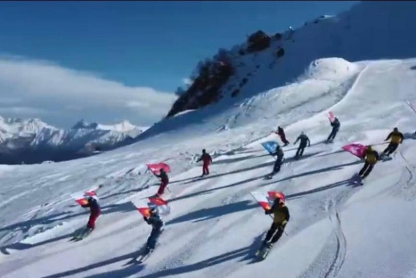 Сочинские инструкторы совершили праздничный спуск по горнолыжным трассам