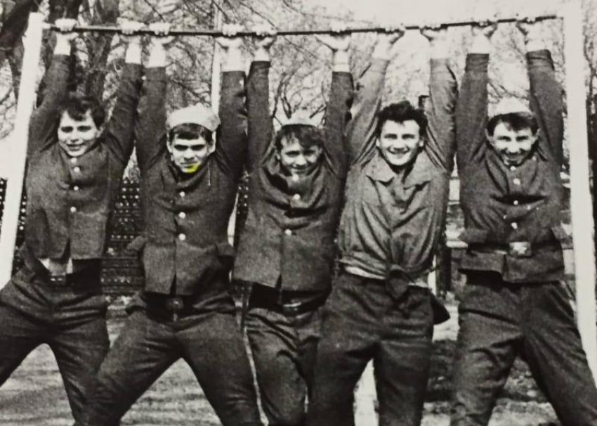 Звезды эстрады из Сочи поделились с поклонниками армейскими фотографиями 