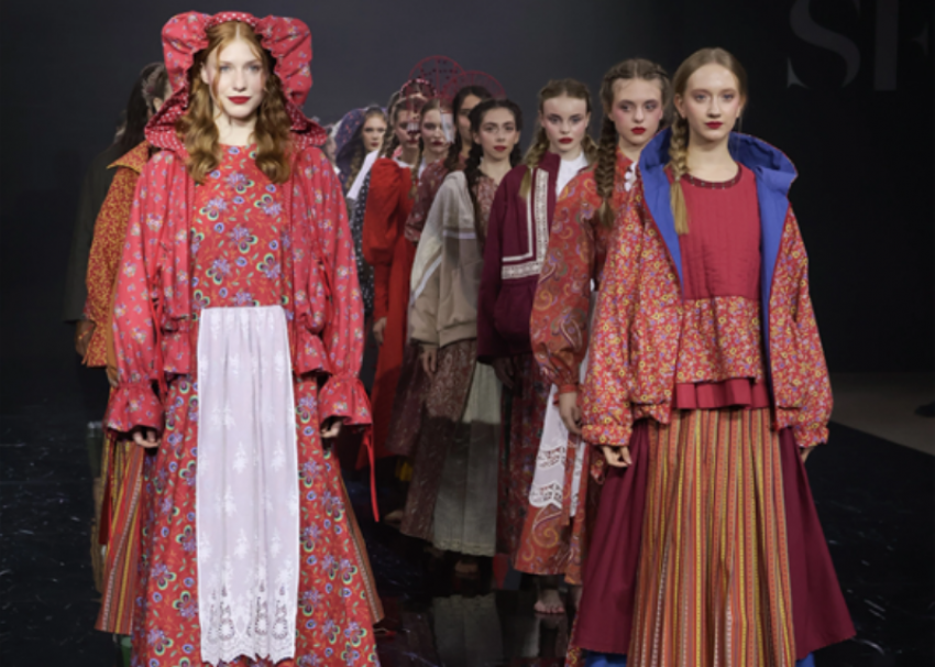  Хохломская роспись, сарафаны и телогрейки: что представили на Неделе моды в Сочи