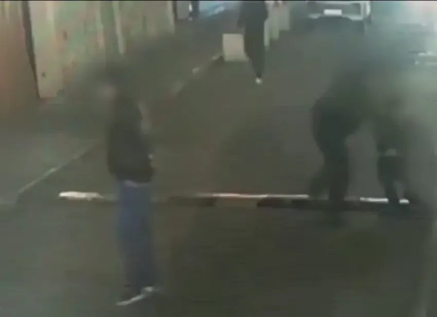 Мужчина украл цепочку за 300 тысяч у прохожего в Сочи и сбежал из города, чтобы ее продать